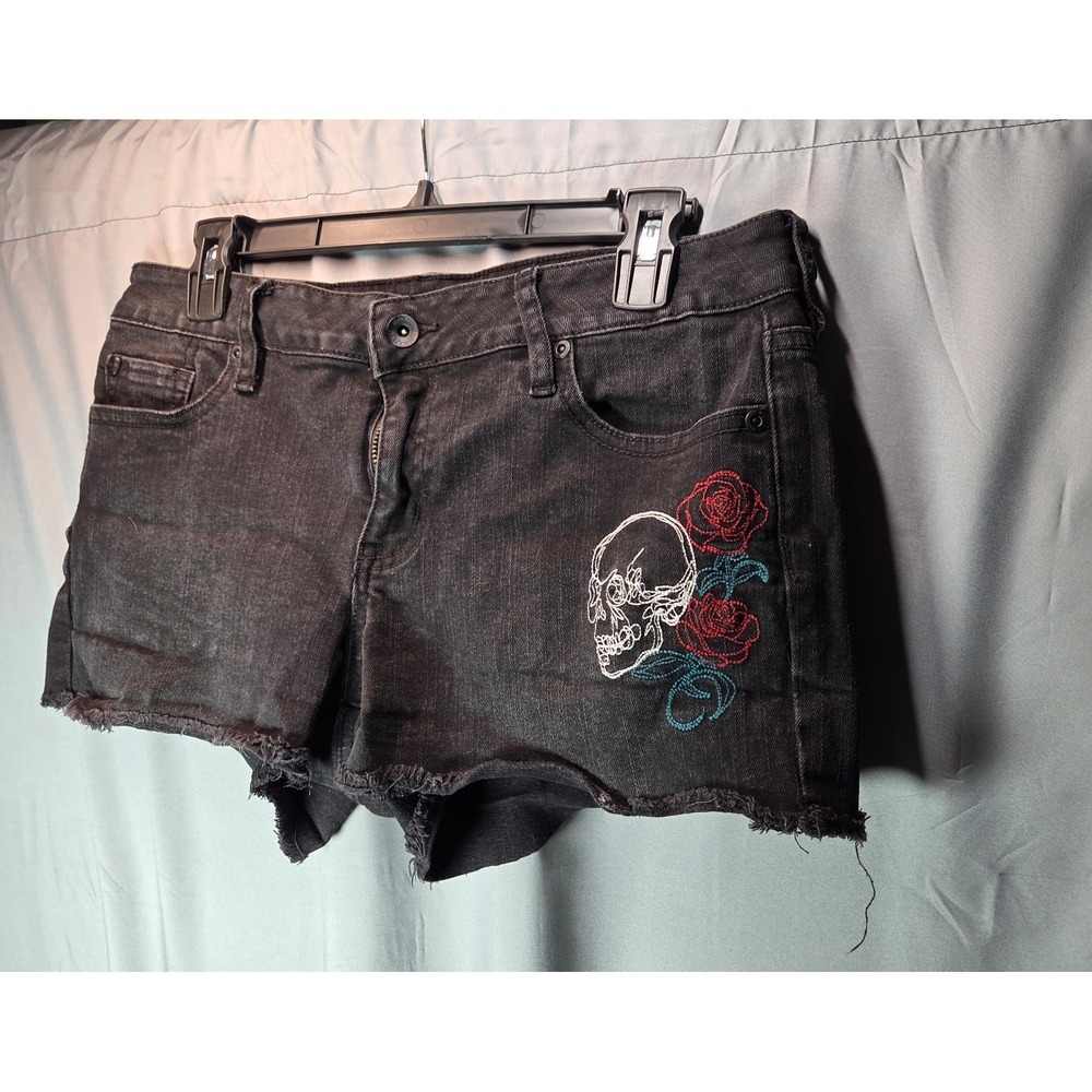Blackheart Skull & Rose Embroidered Low Rise Size 11 Black Shorts - Picture 2 of 8